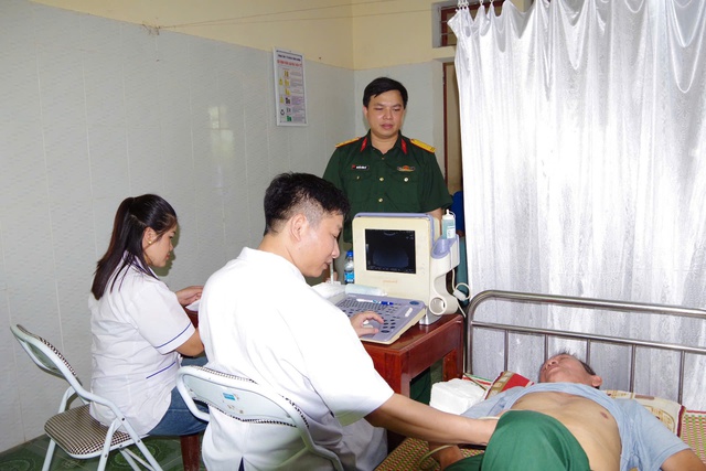 Khám bệnh, cấp phát thuốc miễn phí cho 250 người dân xã vùng biên xứ Nghệ- Ảnh 2.