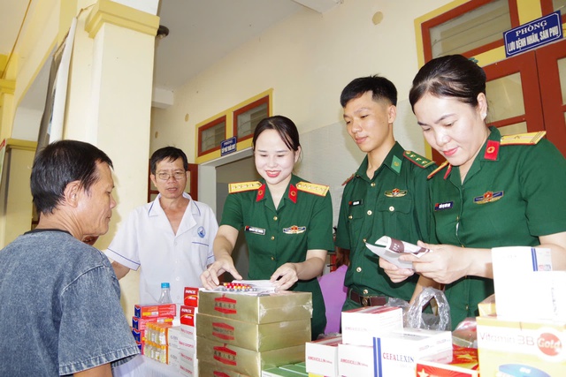Khám bệnh, cấp phát thuốc miễn phí cho 250 người dân xã vùng biên xứ Nghệ- Ảnh 3.