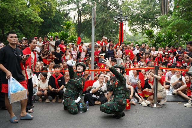 Khoảnh khắc đẹp của người lính với nhân dân trước giờ tổng hợp luyện- Ảnh 1.