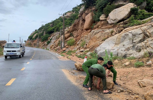 Mưa lớn khiến đường ven biển ở Khánh Hòa bị sạt lở- Ảnh 1.