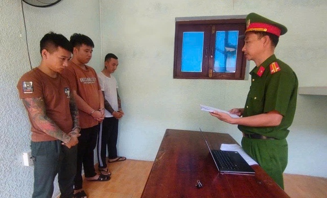 Nhóm thanh niên khống chế, ép đôi nam nữ lên xe ô tô để cướp 27 triệu đồng- Ảnh 1.