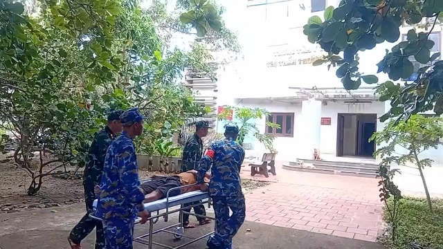 Quân y ở Trường Sa cấp cứu ngư dân suýt hỏng mắt vì nổ bình ắc quy- Ảnh 1.