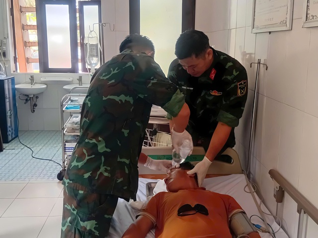 Quân y ở Trường Sa cấp cứu ngư dân suýt hỏng mắt vì nổ bình ắc quy- Ảnh 2.
