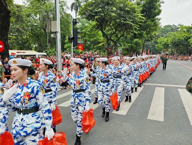 Hình ảnh mới nhất về các khối diễu binh, diễu hành tập kết vào vị trí trước giờ tổng hợp luyện- Ảnh 1.