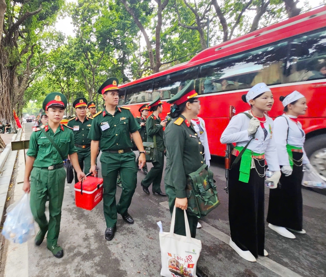 Hình ảnh mới nhất về các khối diễu binh, diễu hành tập kết vào vị trí trước giờ tổng hợp luyện- Ảnh 3.