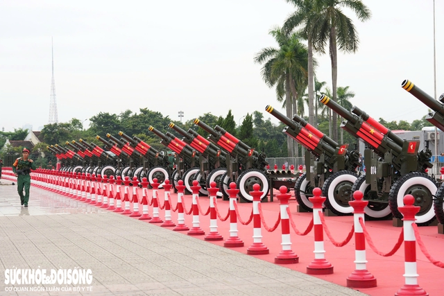 Cận cảnh dàn pháo lễ sẵn sàng khai hỏa trong buổi tổng hợp luyện diễu binh tối nay 21/8- Ảnh 1.