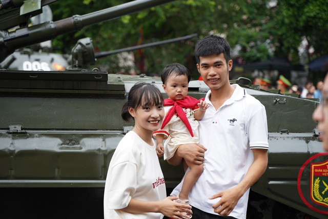 Khoảnh khắc đẹp của người lính với nhân dân trước giờ tổng hợp luyện- Ảnh 6.