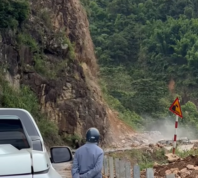 Hàng trăm mét khối đất đá bất ngờ sạt lở xuống Quốc lộ 4G, giao thông ùn tắc- Ảnh 1.