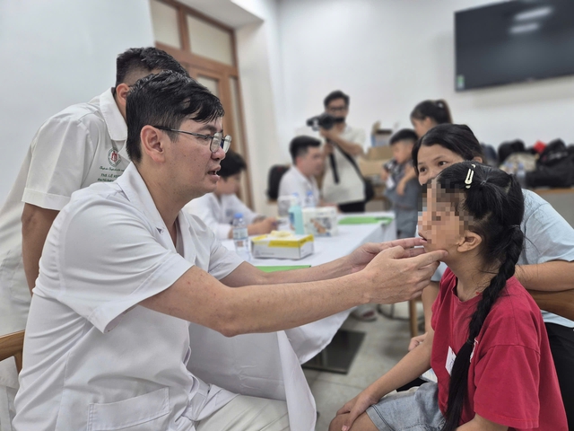 'Vá lành' nụ cười, thắp sáng tương lai cho hàng nghìn trẻ dị tật bẩm sinh- Ảnh 4. 'Vá lành' nụ cười, thắp sáng tương lai cho hàng nghìn trẻ dị tật bẩm sinh- Ảnh 4.