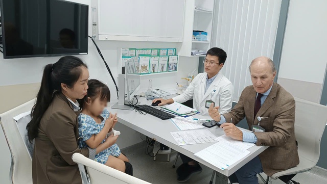 GS.BS McKay McKinnon - Chuyên gia phẫu thuật khối u khổng lồ, dị dạng phức tạp nổi tiếng thế giới trở lại Việt Nam- Ảnh 1. GS.BS McKay McKinnon - Chuyên gia phẫu thuật khối u khổng lồ, dị dạng phức tạp nổi tiếng thế giới trở lại Việt Nam- Ảnh 1.