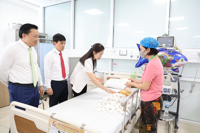 Nhiều trẻ sinh non, cực non tháng được cứu sống kỳ diệu- Ảnh 3. Nhiều trẻ sinh non, cực non tháng được cứu sống kỳ diệu- Ảnh 3.