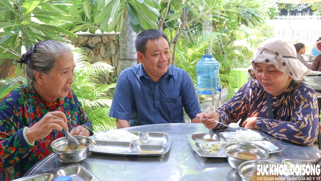 Quán cơm 2.000 đồng ở Khánh Hòa: Ông luật sư chỉ nhận nụ cười làm lãi- Ảnh 3. Quán cơm 2.000 đồng ở Khánh Hòa: Ông luật sư chỉ nhận nụ cười làm lãi- Ảnh 3.