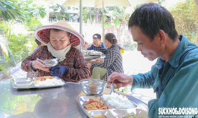 Quán cơm 2.000 đồng ở Khánh Hòa: Ông luật sư chỉ nhận nụ cười làm lãi- Ảnh 2. Quán cơm 2.000 đồng ở Khánh Hòa: Ông luật sư chỉ nhận nụ cười làm lãi- Ảnh 2.
