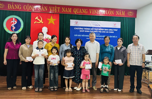 Hỗ trợ kinh phí điều trị cho 20 bệnh nhi ung thư- Ảnh 1. Hỗ trợ kinh phí điều trị cho 20 bệnh nhi ung thư- Ảnh 1.