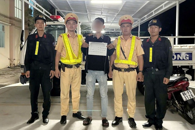 CSGT phát hiện 2 thanh niên điều khiển xe gắn máy sử dụng ma túy- Ảnh 1. CSGT phát hiện 2 thanh niên điều khiển xe gắn máy sử dụng ma túy- Ảnh 1.