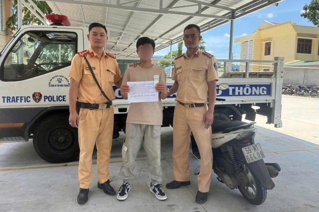 CSGT phát hiện 2 thanh niên điều khiển xe gắn máy sử dụng ma túy- Ảnh 2. CSGT phát hiện 2 thanh niên điều khiển xe gắn máy sử dụng ma túy- Ảnh 2.