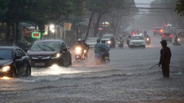 Bão số 5 có thể mang theo 'quả bom nước' trút xuống Bắc Trung Bộ- Ảnh 2. Bão số 5 có thể mang theo 'quả bom nước' trút xuống Bắc Trung Bộ- Ảnh 2.