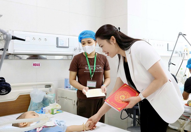 Nhiều trẻ sinh non, cực non tháng được cứu sống kỳ diệu- Ảnh 4. Nhiều trẻ sinh non, cực non tháng được cứu sống kỳ diệu- Ảnh 4.