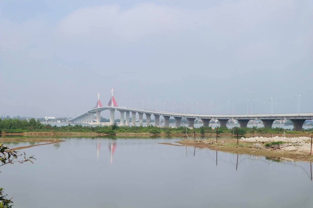 Tạm dừng lưu thông qua cầu Cửa Hội do bão mạnh- Ảnh 1.