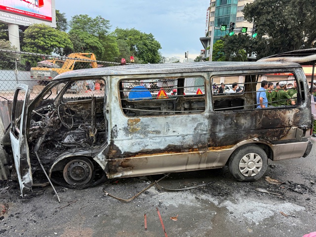 Ô tô bị cháy trơ khung trên đường Trần Phú, Hà Đông, Hà Nội chiều 24/8. Ô tô bị cháy trơ khung trên đường Trần Phú, Hà Đông, Hà Nội chiều 24/8.