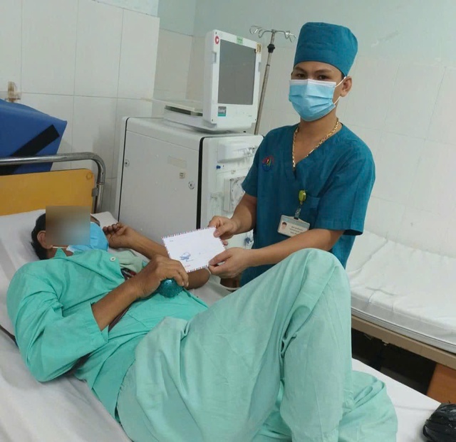 Người bệnh khó khăn ở Khánh Hoà được tặng thẻ BHYT- Ảnh 1.