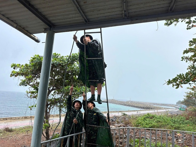 Sẵn sàng di dời quân và dân trên đặc khu Cồn Cỏ xuống hầm trú bão- Ảnh 1. Sẵn sàng di dời quân và dân trên đặc khu Cồn Cỏ xuống hầm trú bão- Ảnh 1.