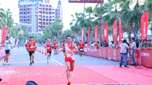 Hơn 3.000 vận động viên tham gia chạy 'Hành trình 80 năm vì An ninh Tổ quốc'- Ảnh 1. Hơn 3.000 vận động viên tham gia chạy 'Hành trình 80 năm vì An ninh Tổ quốc'- Ảnh 1.