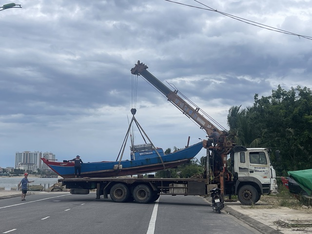 Người dân Quảng Trị gặt đêm, cẩu thuyền lên bờ trước bão số 5- Ảnh 5. Người dân Quảng Trị gặt đêm, cẩu thuyền lên bờ trước bão số 5- Ảnh 5.