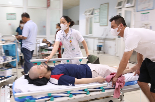 Đội cấp cứu lưu động Nghệ An trực chiến bão số 5- Ảnh 2.