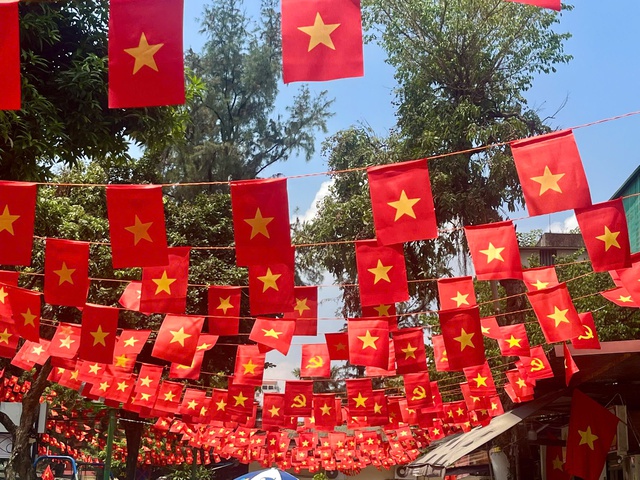 Hà Nội và những lá cờ giữa tháng Tám- Ảnh 1.