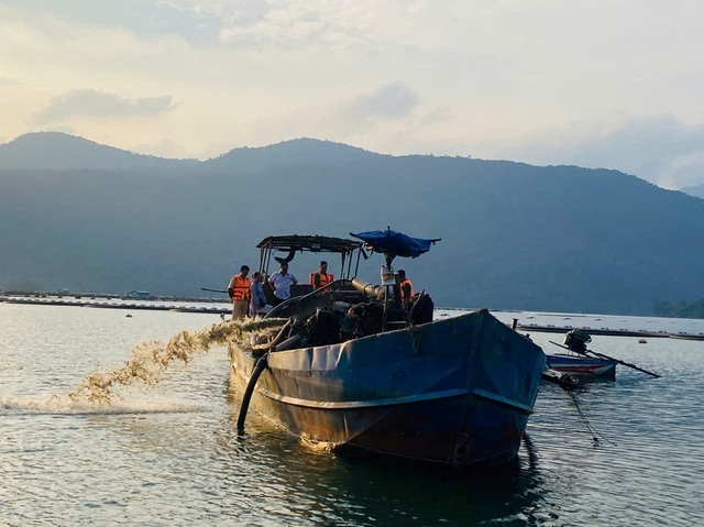 Đang bơm hút cát trái phép trên sông thì bị công an phát hiện- Ảnh 1. Đang bơm hút cát trái phép trên sông thì bị công an phát hiện- Ảnh 1.