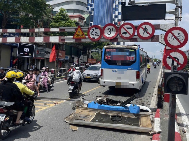 Hà Nội: Xe khách rụng nóc sau khi húc thanh giới hạn cầu vượt Tây Sơn - Thái Hà- Ảnh 2.