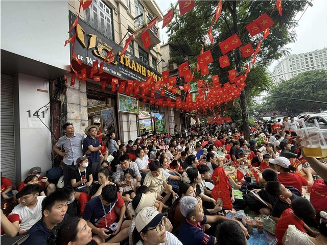 Đi vệ sinh ở đâu khi xem diễu binh, diễu hành?- Ảnh 4. Đi vệ sinh ở đâu khi xem diễu binh, diễu hành?- Ảnh 4.