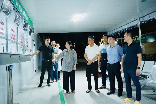 Y tế Nghệ An vừa chống bão vừa duy trì liên tục công tác khám chữa bệnh trong mọi tình huống- Ảnh 2. Y tế Nghệ An vừa chống bão vừa duy trì liên tục công tác khám chữa bệnh trong mọi tình huống- Ảnh 2.