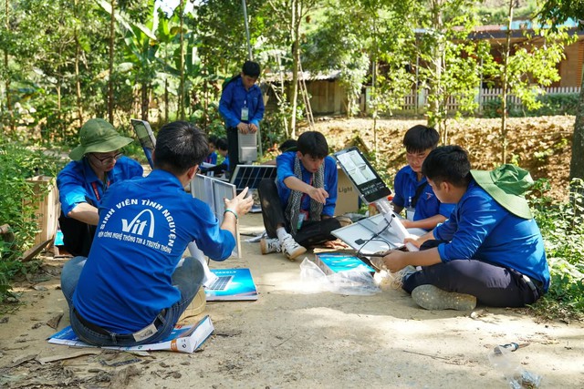Hành trình 'Ánh sáng xanh' thắp sáng mọi nẻo đường Việt Nam- Ảnh 3.