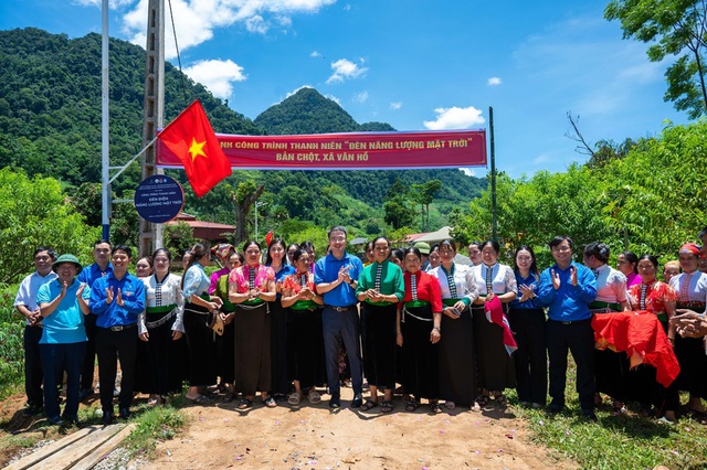 Hành trình 'Ánh sáng xanh' thắp sáng mọi nẻo đường Việt Nam- Ảnh 9.