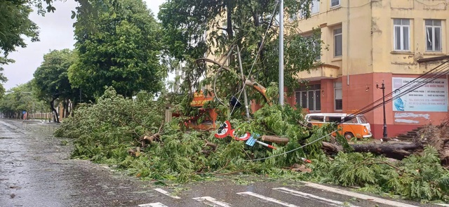 Thủ tướng chỉ đạo khẩn: Tập trung khắc phục hậu quả bão số 5, ứng phó mưa lũ sau bão- Ảnh 2.