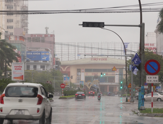Nghệ An căng mình ứng phó bão số 5, phố xá vắng lặng từ sáng sớm- Ảnh 6. Nghệ An căng mình ứng phó bão số 5, phố xá vắng lặng từ sáng sớm- Ảnh 6.