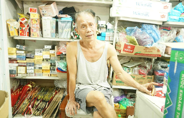 Người Hà Nội phát nước, bật quạt phục vụ người dân xem diễu binh: 'Tôi chỉ muốn đồng bào mình thật vui'- Ảnh 3. Người Hà Nội phát nước, bật quạt phục vụ người dân xem diễu binh: 'Tôi chỉ muốn đồng bào mình thật vui'- Ảnh 3.