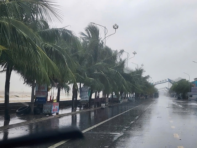 Thanh Hóa mưa trắng trời, gió rít từng cơn trước giờ bão đổ bộ- Ảnh 2. Thanh Hóa mưa trắng trời, gió rít từng cơn trước giờ bão đổ bộ- Ảnh 2.