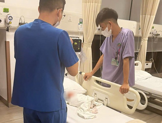 Đại úy CSGT kể giây phút dẫn đường cứu bé sơ sinh sặc sữa giữa 'biển người' xem tổng hợp luyện- Ảnh 3. Đại úy CSGT kể giây phút dẫn đường cứu bé sơ sinh sặc sữa giữa 'biển người' xem tổng hợp luyện- Ảnh 3.
