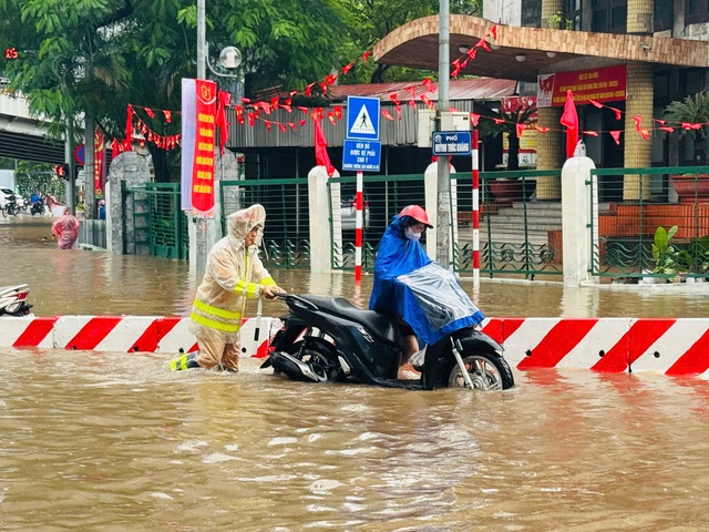 Video: Phố Hà Nội thành ‘biển nước’, sóng đánh dồn dập- Ảnh 10.