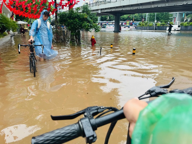 Video: Phố Hà Nội thành ‘biển nước’, sóng đánh dồn dập- Ảnh 8.