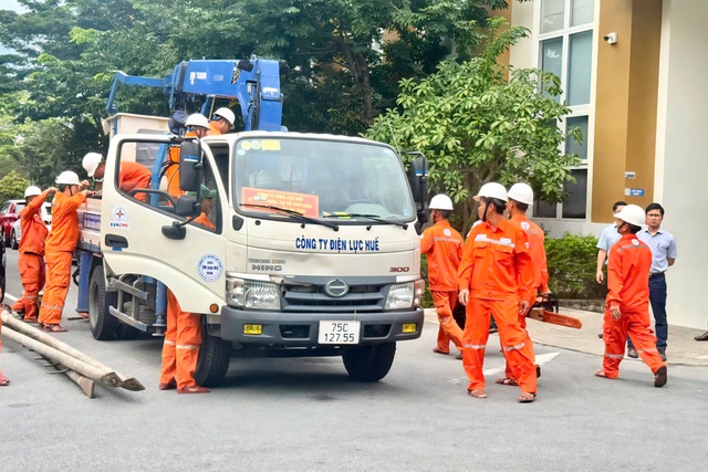 Điện lực Huế, Quảng Trị 'chi viện' Hà Tĩnh khắc phục lưới điện sau bão- Ảnh 2.