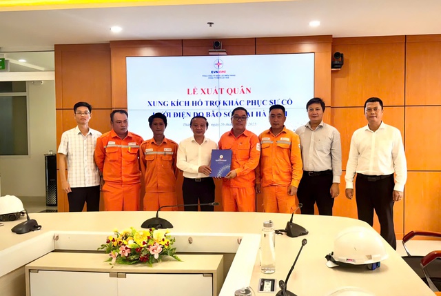 Điện lực Huế, Quảng Trị 'chi viện' Hà Tĩnh khắc phục lưới điện sau bão- Ảnh 1.