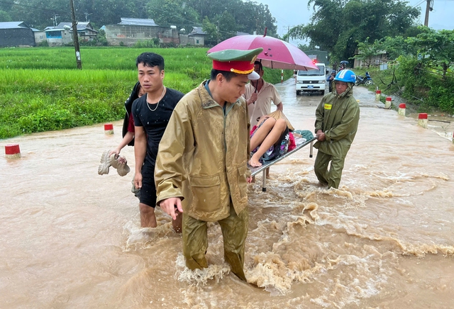 Công an xã biên giới Mường Chanh vượt mưa lũ đưa sản phụ đi sinh- Ảnh 1.