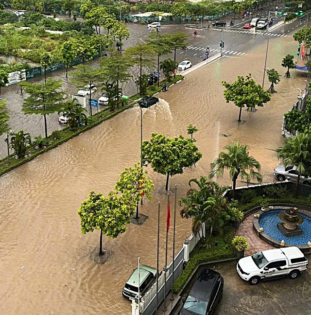 Video: Phố Hà Nội thành ‘biển nước’, sóng đánh dồn dập- Ảnh 5.