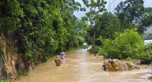 Nhiều tuyến giao thông huyết mạch tại phía Tây Thanh Hóa bị ngập lụt, sạt lở do bão số 5- Ảnh 2.