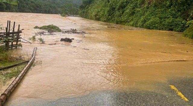 Nhiều tuyến giao thông huyết mạch tại phía Tây Thanh Hóa bị ngập lụt, sạt lở do bão số 5- Ảnh 1.