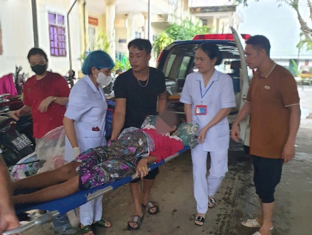 Công an xã biên giới Mường Chanh vượt mưa lũ đưa sản phụ đi sinh- Ảnh 2.